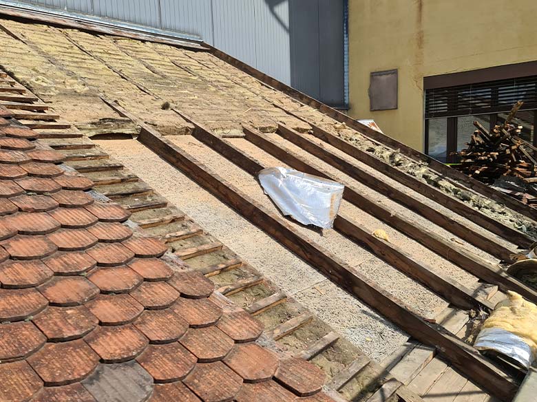 nettoyage et isolation du toit par l'extérieur, ferblantier couvreur nyon vaud et genève